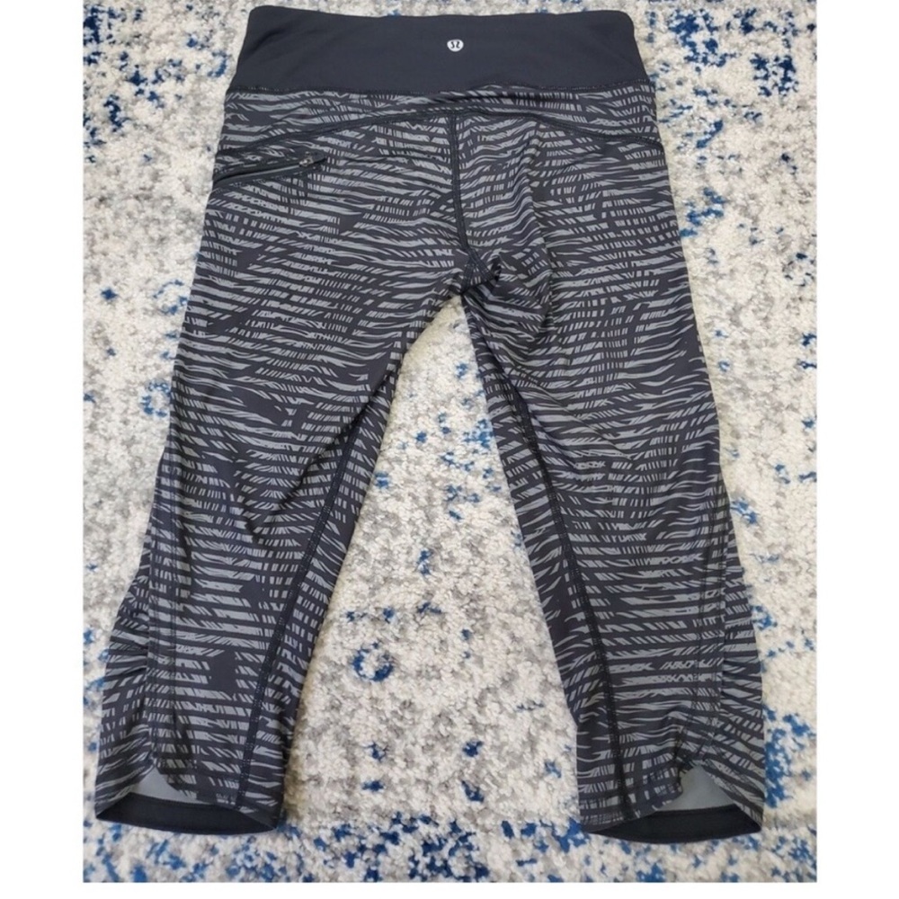 Lululemon Pace Rival Crop Full On Luxtreme Grey Black Stripe Leaf Print